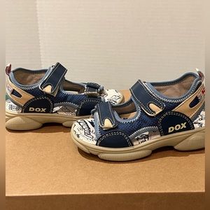 New w/Tags. Dox brand little boy’s blue / cream sandals. Sz 28 - Size 11 in US.